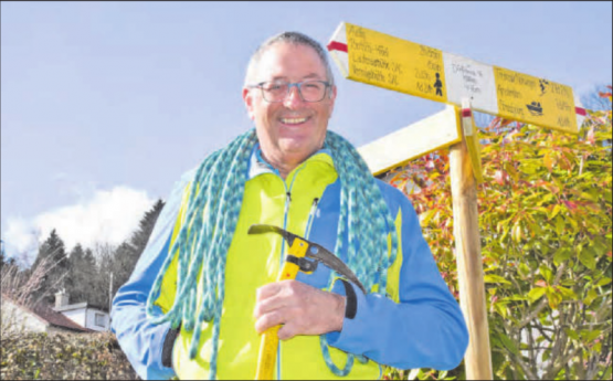 Der Kölliker Walter Bertschi in seinem Garten, wo auf den Wegweisern auch mal ein 27-Tage-Marsch nach Norwegen angegeben ist. (Bild: Raphael Nadler)