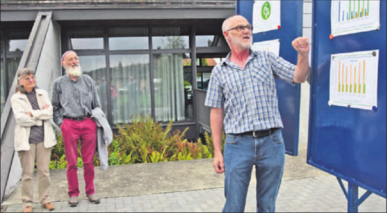 Das Resultat darf sich sehen lassen: Erwin Koch erklärt die aufschlussreichen Grafiken. Aufmerksame Zuhörer sind Ruedi Lüthi mit seiner Partnerin. (Bild: st.)