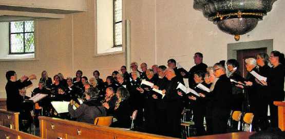 Für das letzte Konzert der Dirigentin Christa Peyer zeigte der Chor nochmals sein ganzes Können und begeisterte die Zuhörer. (Bild: hh.)
