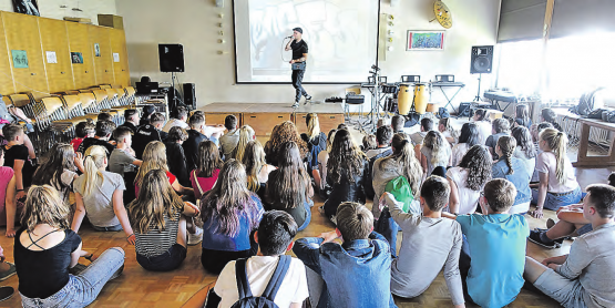 Erlebnistag der Bezirksschule Reinach: Beatboxer Marzel begeistert die Jugendlichen in der Aula des Neumattschulhauses. (Bilder: zVg.)