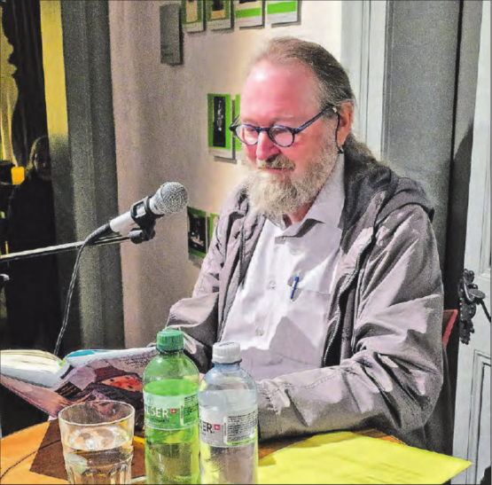 Wusste das Publikum zu fesseln: Autor Peter Weingartner an der Gespensternacht der Gesellschaft zum Falken und Fisch im Schloss Hallwyl. (Bild: gff/fth)