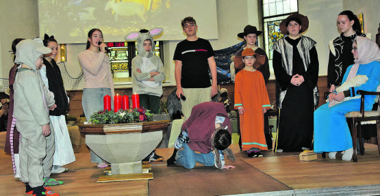 Sie haben in Rekordzeit ein Krippenspiel auf die Beine gestellt: Die Konfirmanden unterstützten die Kinder, weil auch hier scheinbar «Fachkräftemangel» herrscht. (Bild: st.)