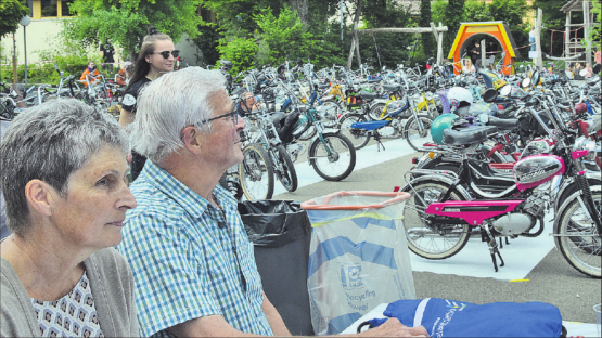 Den Gottesdienstteilnehmenden bot sich ein ungewöhnliches Bild: Fein säuberlich aufgereiht standen sie da, die Kultobjekte, die auch lange nach Ablauf der wilden 80er-Jahre weiterhin beliebt sind. (Bilder: st.)