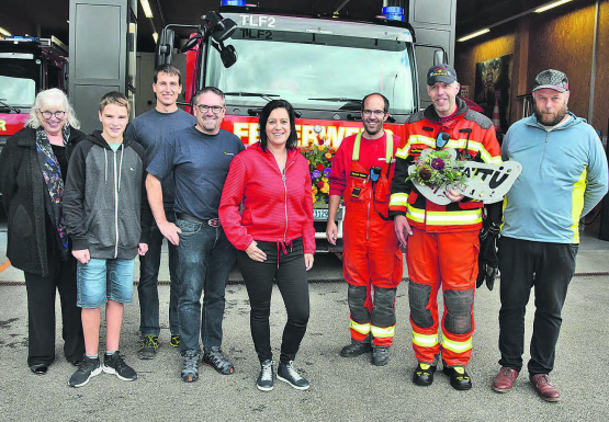 Sie waren am grossen Deal beteiligt (v.l.): Claudia Brändli, die Vertreter der Feuerwehr Villnachern, Thomas Schluep mit Sohn Elia und seinem Vize, Marliese Loosli, Dominic Matter, Ueli Sommerhalder und der Schlossrueder Gemeinderat Markus Bolliger. (Bilder: st.)