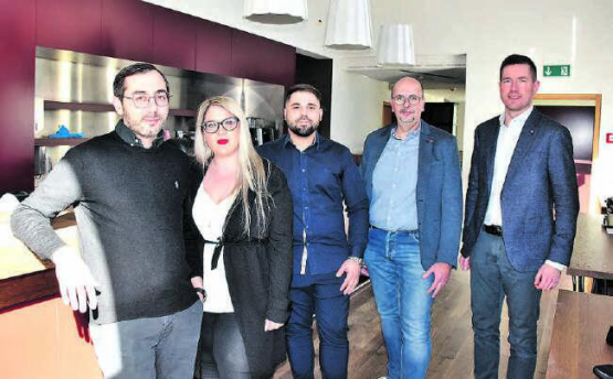 Der «Schlossgarten» unter neuer Führung: (v.l) Fabio und Antonella La Rocca zusammen mit ihrem Geschäftspartner Mauro Capparelli, Gemeindeammann Thomas Buchschacher und Gemeindeschreiber Dario Steinmann. (Bild: ran.)