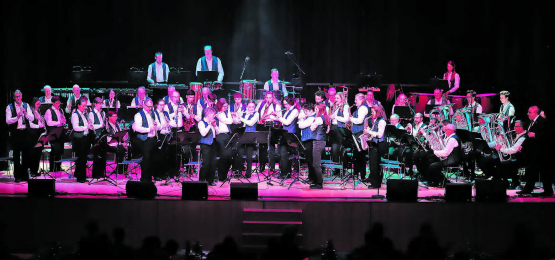 Die Musikgesellschaft Muhen während dem ersten von drei Konzerten in der Sporthalle Breite. Am kommenden Wochenende kann die grossartige Show mit ihren zahlreichen Solo-Auftritten noch zweimal genossen werden. (Bilder: Remo Conoci)