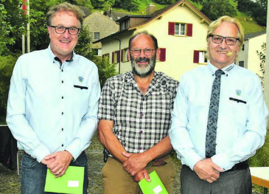 Zwei Glücksfälle: Martin Goldenberger ehrte Ueli Götschmann (Mitte) und Peter Lüthy (li.) für 35, resp. 10 Jahre Tätigkeit für die Gemeinde. (Bilder: st.)