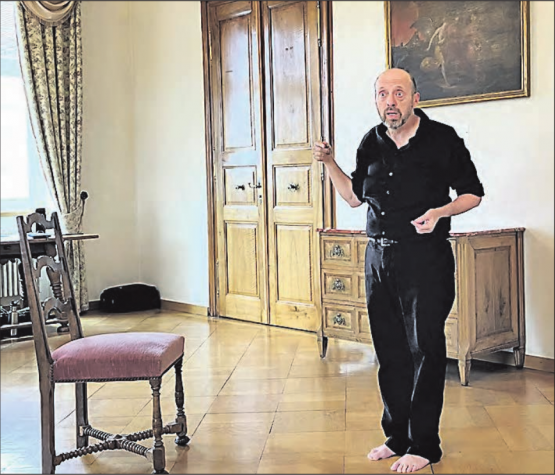 Poetischer Dialog mit Stuhl: Der Lyriker und Tänzer Yehuda Hyman aus New York gab zum Auftakt des Seetaler Poesiesommers eine Performance auf leisen Sohlen. (Bild: zVg.)