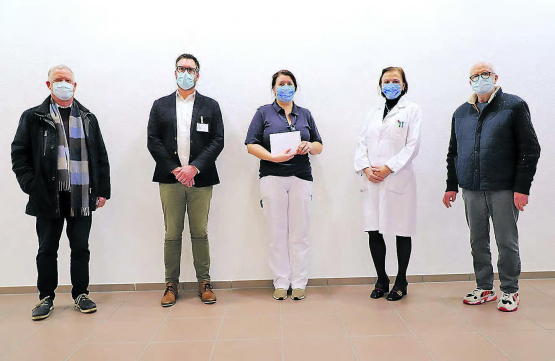 Übergabe der Kollekte für das Spital Menziken (v.l.): Pfarrer Andreas Pauli, Spital-Direktor Daniel Schibler, Chefärztin Dr. med. Slavka Kraljevic, Bereichsleiterin Akut- und Langzeitpflege Heidi Helfenstein sowie Peter Eichenberger von der Kirchgemeinde Beinwil am See. (Bilder: rc.)