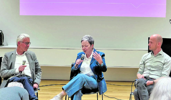Im Podiumsgespräch (v.l.n.r.): Prof. em. Dr. Joachim Buhmann, ETH Zürich, Lucia Lanz, Grossrätin SP Bezirk Kulm, Andreas Ruf, Co-Geschäftsführer Arbeit Aargau.