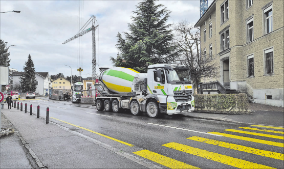 Dieses Bild zeigt sich aktuell öfters: Die Lastwagen sind zum Abladen ihrer Ware gezwungen, teilweise auf der Strasse zu stehen und erschweren damit die Sicht für andere Verkehrsteilnehmende. (Bild: Melanie Köchli)