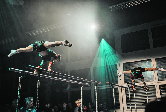 Ein Element der Königsklasse: Die beiden Kunstturner Fabio Herb (13) und Florian Langenegger (22) präsentieren die Stützwaage am Barren. (Bilder: zVg.)