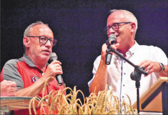 Rück- und Ausblick: Moderator Urs Bögli (rechts) im Gespräch mit Peter Speck, welcher seit sage und schreibe 37 Jahren als Präsident des Schützenvereins Oberkulm agiert. (Bilder: hg.)