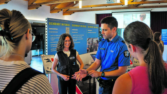 Erlebbar: Die Polizei macht die Teilnehmerinnen und Teilnehmer mit ihrer Ausrüstung vertraut. (Bilder: zVg.)