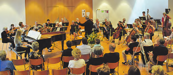 Einmal spielen mit grossem Orchester vor grossem Publikum: Nina Rufer gehört zu den grossen Talenten, die der Musikschule Schöftland erwachsen. Thomas Peyer bildet sie aus und fördert sie «nach Noten». (Bilder: st.)