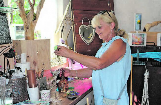 Marlis Hintermann liebt es, ihre Kunstwerke mit Naturmaterialien zu kreieren.