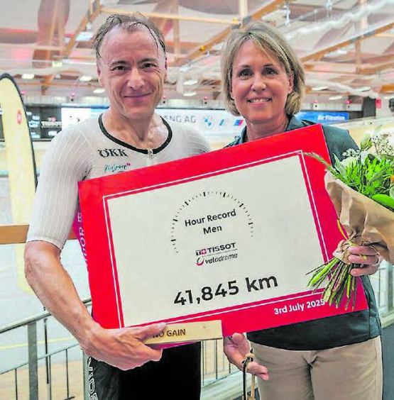 So sieht ein Rekordhalter aus: Roger Bolliger nimmt glückstrahlend seine wohl verdiente Urkunde entgegen. (Bild: zVg.)