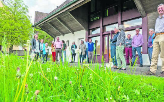 Direkt: Die Referentin Christine Meier, Biologin und Dozentin (ganz links), vermittelte den Anwesenden ihr Wissen am Anschauungsobjekt vor der Pfarrscheune in Aesch. (Bild: Heinz Urben)