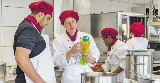 Ein motiviertes Team betreibt das neue Bertschi-Personalrestaurant in Dürrenäsch: Unter der Leitung eines Kochs und Arbeitsagogen stellen die Küchenangestellten das kulinarische Mittagsangebot sicher. (Bilder: zVg.)