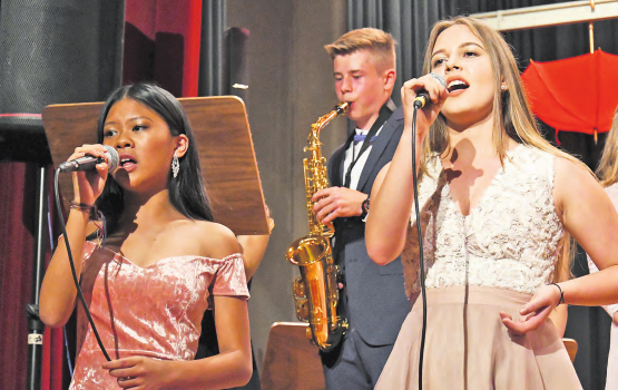 Ganz nach dem Motto «Feiern wie die Stars»: Am Abschlussfest der Menziker Oberstufenklassen sorgten die Solistinnen Jessica und Maja, sowie Philipp mit dem Saxophon für einen der Gänsehaut-Momente. (Bilder: Evelyn Pesentheiner)