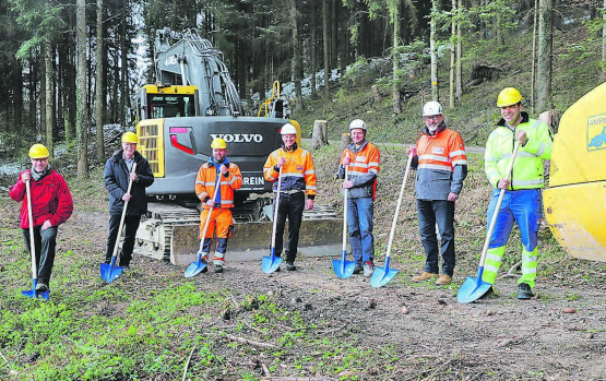 Spatenstich am Stierenberg. Die Erstellung des neuen Reservoirs dauert ab jetzt zirka ein Jahr: Zugegen waren Marc Spörri (Ingenieur), Hanspeter Boller (Gemeinderat von Burg), Tobias Wey und Reto Anderhub (Firma Amrein), Thomas Hüsler und Stefan Müller (Firma Hüsler Hoch- und Tiefbau) und Peter Siegrist von der EWS Energie AG. (Bild: rc.)