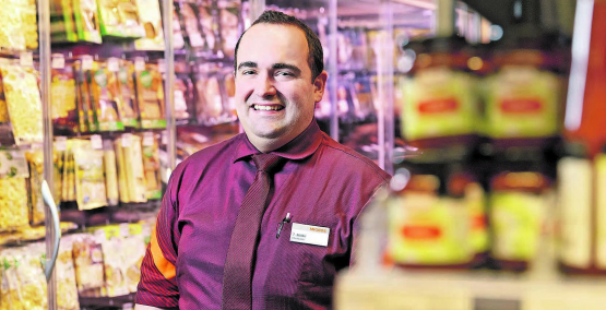 Im Supermarkt ist Marktleiter Tobias Müller im Element. «Ich liebe es, wenn der Laden etwas hermacht.»