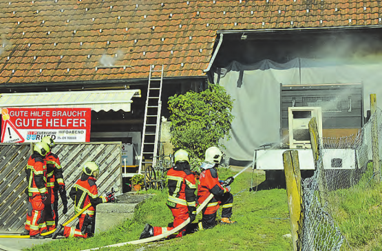 Schnellangriff auf den Brandherd: Bevor dieser erfolgte, konnte der Atemschutz nicht aktiv werden. (Bilder: st.)