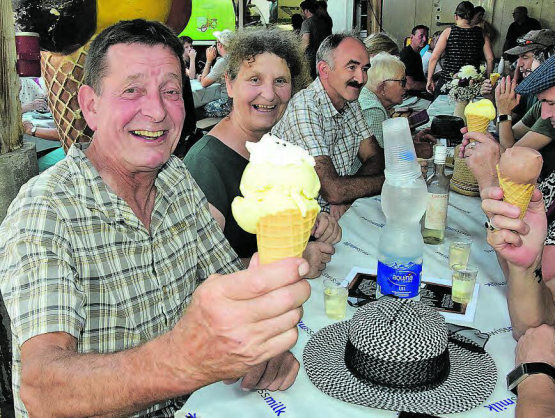Der Lohn für die grosse Mühe: Es scheint, dass dieser Gast am Glacestand besondere Vorteile genoss. (Bilder: st.)