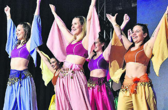 Zum 25-Jahr-Jubiläum präsentierte der Tanz- und Fitness-Träffponkt in der Mehrzweckhalle in Zetzwil eine kunterbunte, vielseitige, mitreissende und perfekt choreografierte Tanzshow. (Bilder: hg.)