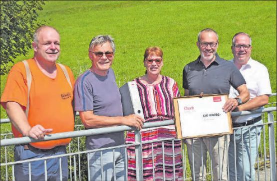 Der Check über 400’000 Franken wurde auf einer Brücke über die Uerke übergeben (v.l.): Gemeindeammann Herbert Räbmatter, Gemeindeschreiber Hans Stadler und von der Mobiliar: Renate Bertschi (Schadensdienst), Raphael Arn (Generalagent) und Claudio Pingiotti (Schadensexperte). (Bild: aw.)
