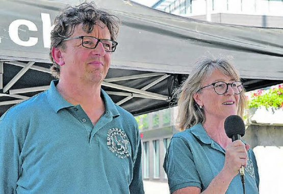 Haben ein vielfältiges Geburtstagsprogramm zusammengestellt: Die Betreiber der BrauGarage, Franziska Meyer und Brauer Fritz Züger. (Bild: wr.)