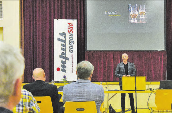 Abgeordnetenversammlung des Regionalplanungsverbands aargauSüd Impuls: Thomas Hermann entführte die Anwesenden nach Schottland in die Welt der Single Malt Whiskys. (Bild: mars.)