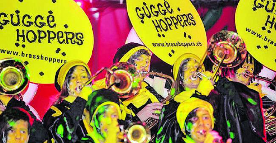 Mitreissend und energiegeladen: Die Gugge Hoppers lassen an neun Anlässen das Publikum tanzen. (Bild: zVg.)