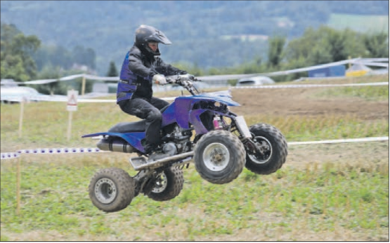 Mit Speed durch die Lüfte. Über die kleine Schanze trauten sich allerdings nur die erfahreneren unter den etwa 25 Fahrern. (Bilder: Remo Conoci)