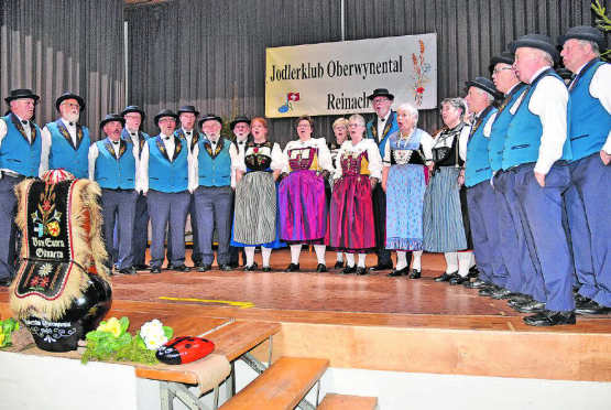 Erfreute mit Naturjodelliedern: Der Jodlerklub Oberwynental hier mit dem «Bärgblueme-Jutz». (Bilder: aw.)