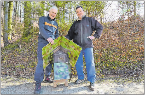 Ein sicheres Zuhause für eine bedrohte Tierart: Tony Lüscher (l.) schenkt dem Präsidenten des Natur- und Vogelschutzvereins Muhen, Heinz Hess, ein Waldkauz-Haus. (Bild: kf.)