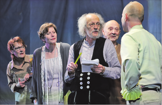 Wie aus einem Guss: Das Ensemble im Theater am Bahnhof glänzt mit ausgezeichneten schauspielerischen Leistungen. (Bilder: rc.)