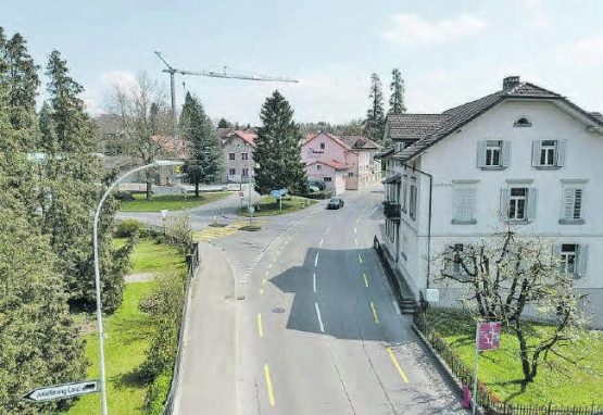 Neugestaltung des Strassenraums in Meisterschwanden: Die notwendige Belagssanierung der Hauptstrasse bietet die Gelegenheit, beispielsweise den Knoten Bahnhofstrasse/Hauptstrasse neu zu gestalten. Bild links: bisher, Bild rechts: Visualisierung neu. (Bilder: zVg.)