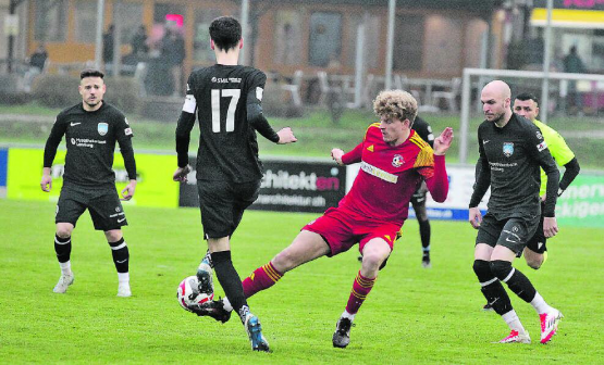 Der SC Schöftland, hier in Rot mit Ben Jäggi, wurde für seinen Einsatz gegen Lenzburg nicht belohnt. (Bild: Otto Lüscher)