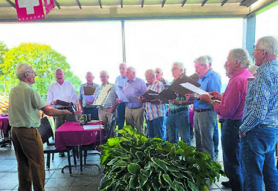 Ein Ständli zur Freude der Anwesenden: Beim Seniorenchor Schöftland darf der Griff zu den Notenblättern nicht fehlen. (Bild: zVg.)