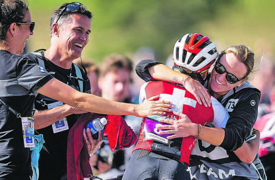 Kathrin Stirnemann (umarmt Ginia Caluori) anlässlich der WM 2023 in Glasgow. (Bild: Maxime Schmid/Swiss Cycling)
