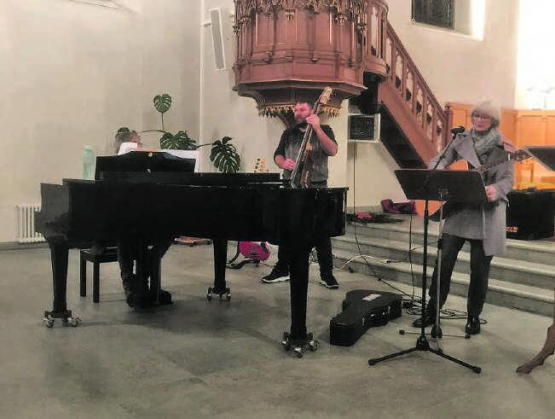 Es ging musikalisch zu und her: In der reformierten Kirche Menziken waren nicht nur Instrumente zu hören, alle durften auch mitsingen. (Bild: zVg.)