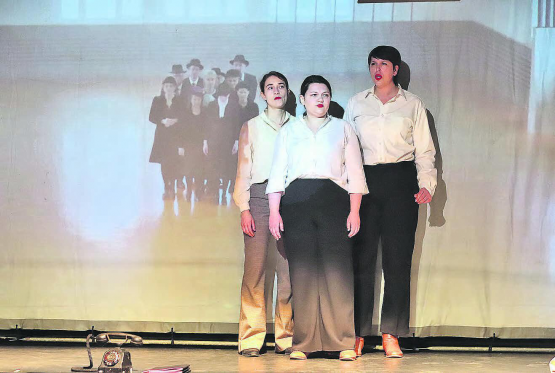 Bis zur Premiere am 3. März bleibt noch Zeit für den Feinschliff: Mahalia Horvath, Ladina Bisaz und Julia Galli (v.l.) beim zweiten Probe-Durchlauf für die Bühnenversion von «Schilten». (Bilder: rc.)