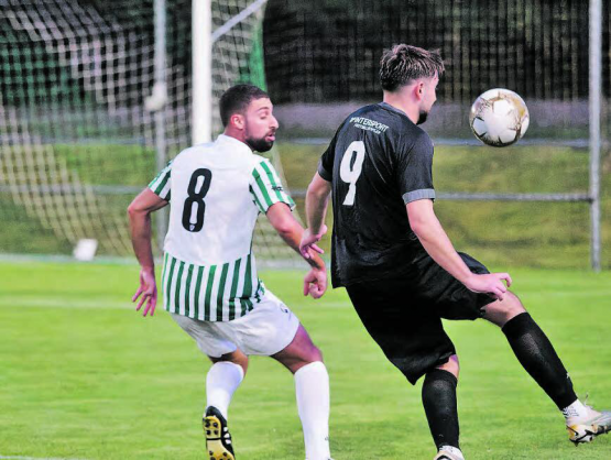 Der Gontenschwiler Orhan Hadzic (rechts) steuerte zwei Treffer zum 4:2-Erfolg bei. (Bild: Roland Jaus)