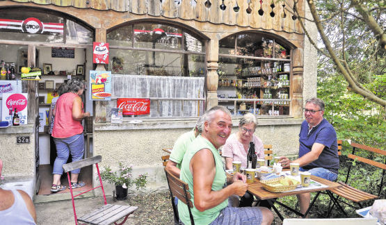 Romantik pur hinter schattenspendenden Thujabäumen: Der älteste Teil des Hauses «Sonnmatt» stammt aus dem Jahr 1767, die gut gelaunten Gäste vor dem ehemaligen Lädeli sind jüngeren Datums … (Bilder: msu.)