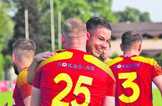 Letztes Tor im letzten Spiel für den SCS: Gianni Barile (grinsend) freut sich mit Sandro Ravelli (25) über seinen 2:1-Führungstreffer. (Bild: Otto Lüscher)