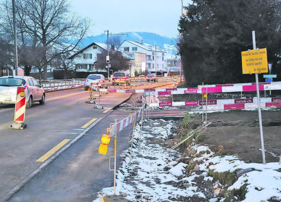 Die aktuelle Baustelle in Oberkulm ist noch kein kantonales Strassenbauprojekt, sondern betrifft den Bahnhofsbau. Die Belagssanierung wird frühstens ab August 2023 in Angriff genommen und dauert ein Jahr. (Bild: rc.)