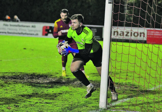 Viel Arbeit für die Verteidigung und den Torhüter des SCS: Remo Schenk steht öfter im Fokus des Spielgeschehens, als ihm lieb ist. (Bild: Otto Lüscher / Archiv)