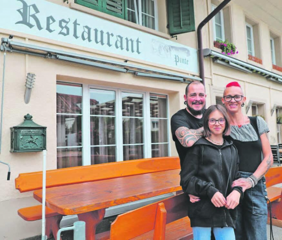 Die Freude ist gross: Tanja mit Tochter Enya und Lukas freuen sich, die «Butchers Kitchen» in der Pinte im Gontenschwiler Unterdorf weiterführen zu können. (Bild: rc.)