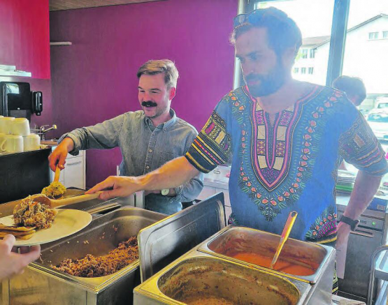 Eröffnung einer Nähschule in Tansania gefeiert: Zum afrikanischen Fest im Pavillon in Unterkulm gehörten auch traditionelle Speisen. (Bilder: zVg.)